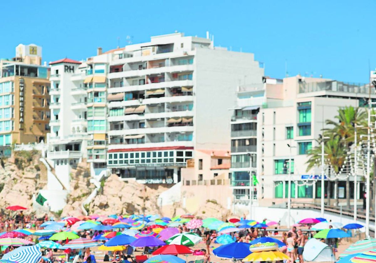 Turismo en la playa de Benidorm.