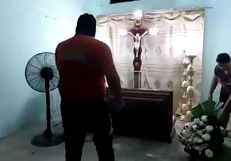 Una mujer despierta en mitad de su velatorio