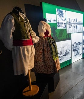 Imagen secundaria 2 - La Plaza Redonda, el salón familiar o trajes regionales de la época muestran la Valencia de Sorolla.