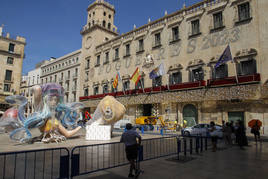 Las primeras piezas del monumento oficial ya se encuentran en la plaza del ayuntamiento de Alicante