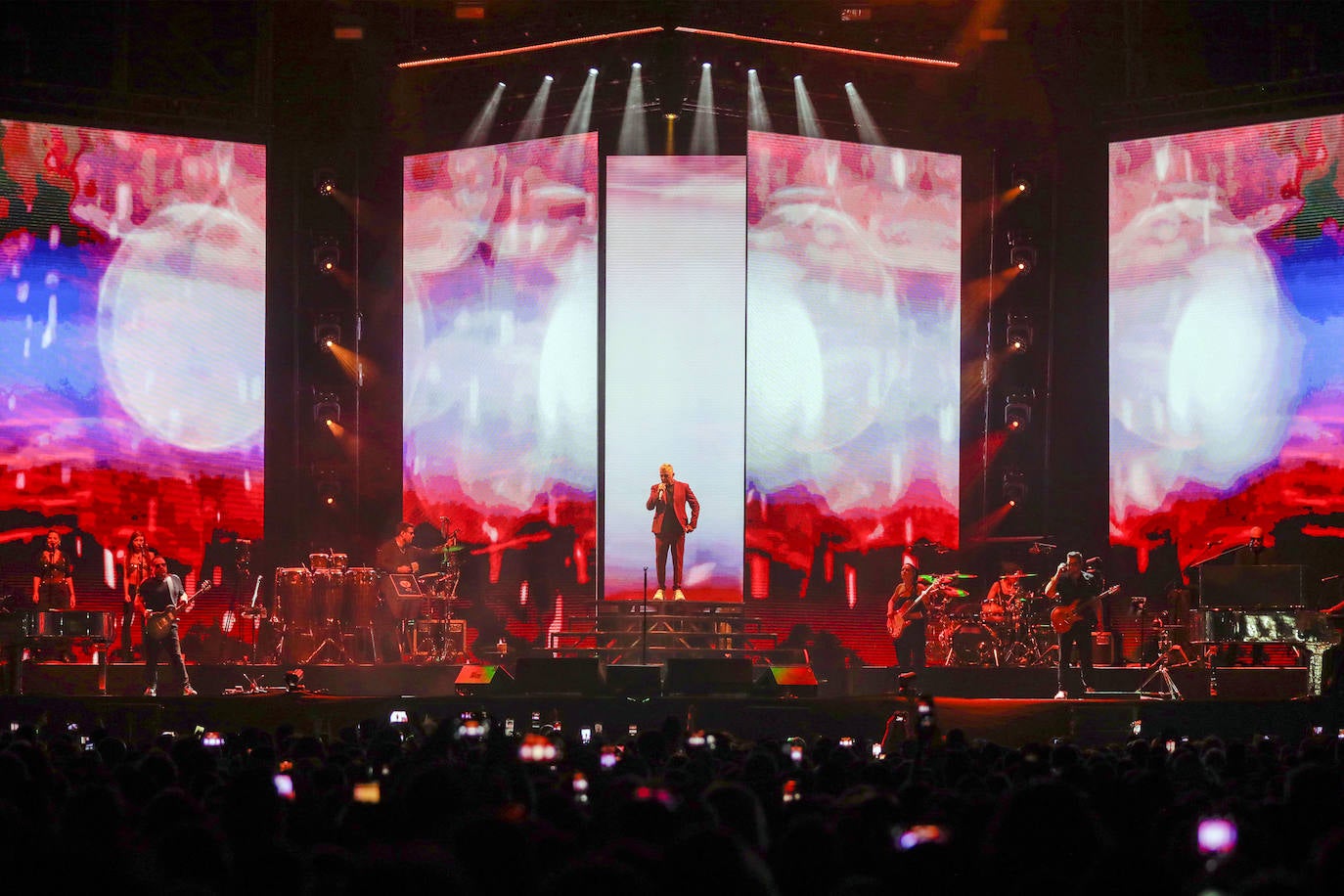 Los fans arropan a Alejandro Sanz en Valencia