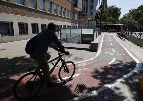 Imagen secundaria 1 - Diferentes ángulos del cruce de Blasco Ibáñez con Doctor Gómez Ferrer muestran la densidad de pasos, giros y señales de esta transitada zona de Valencia.