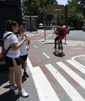 Imagen secundaria 2 - Diferentes ángulos del cruce de Blasco Ibáñez con Doctor Gómez Ferrer muestran la densidad de pasos, giros y señales de esta transitada zona de Valencia.