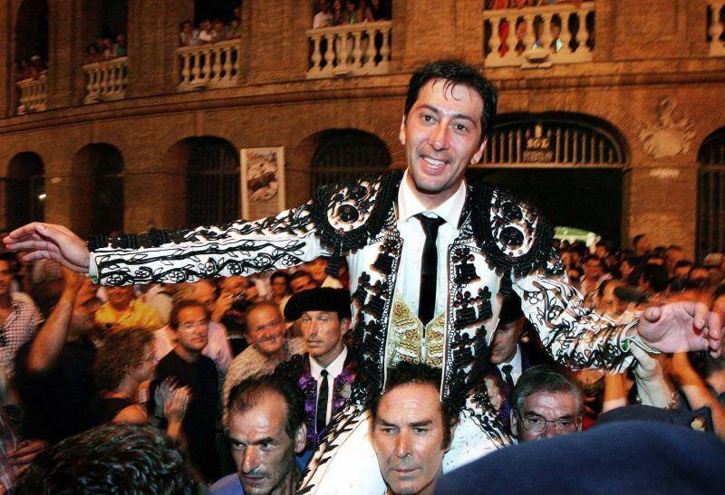 Fotos | La vida de Vicente Barrera, en imágenes: de torero a político