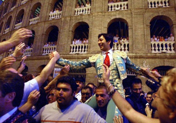 Imagen principal - Barrera, abriendo la puerta grande; en un acto con UPYD y en el momento de sufrir una cornada.