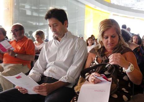 Imagen secundaria 1 - Barrera, abriendo la puerta grande; en un acto con UPYD y en el momento de sufrir una cornada.