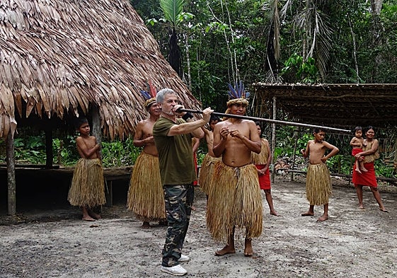 Enrique Molina, practicando tiro con cerbatana en una tribu.