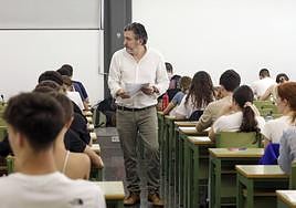 Alumnos se presentan a las Pruebas de Acceso a la Universidad en Valencia.