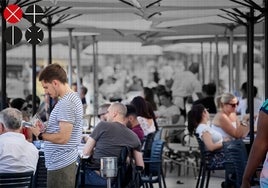 Turistas en un restaurante ubicado en primera línea de playa.