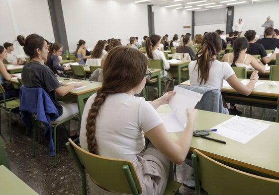 Alumnos a punto de empezar el examen de Historia de España, el 6 de junio.