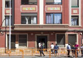 Varios inquilinos aguardan ante el edificio de la calle del Gobernador después de haber sido desalojados.