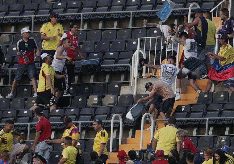 Aficionados de Colombia e Irak, en Mestalla.