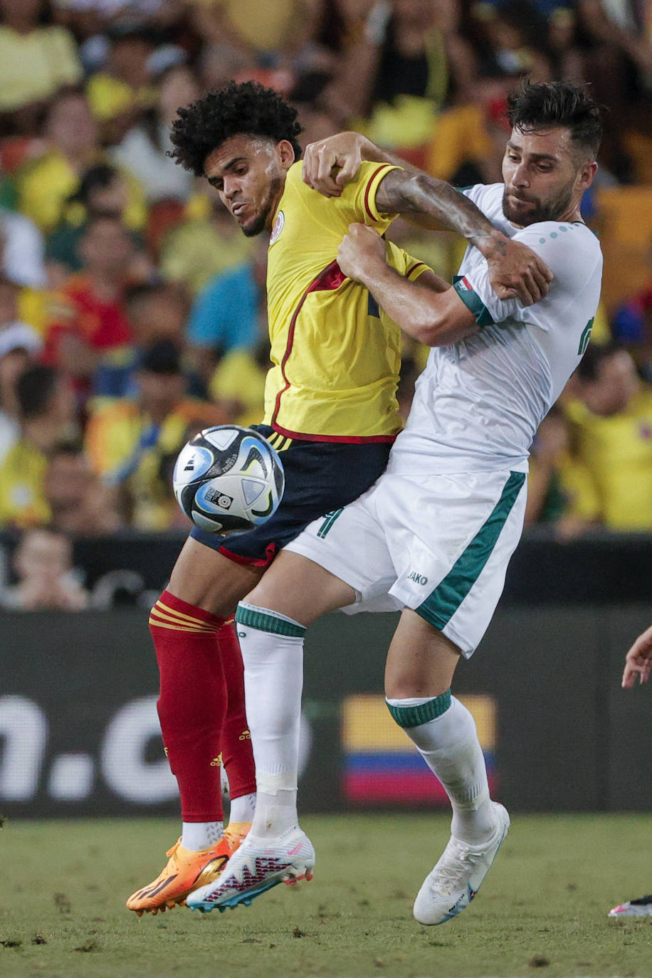 Pelea campal en las gradas de Mestalla durante el Colombia - Iraq