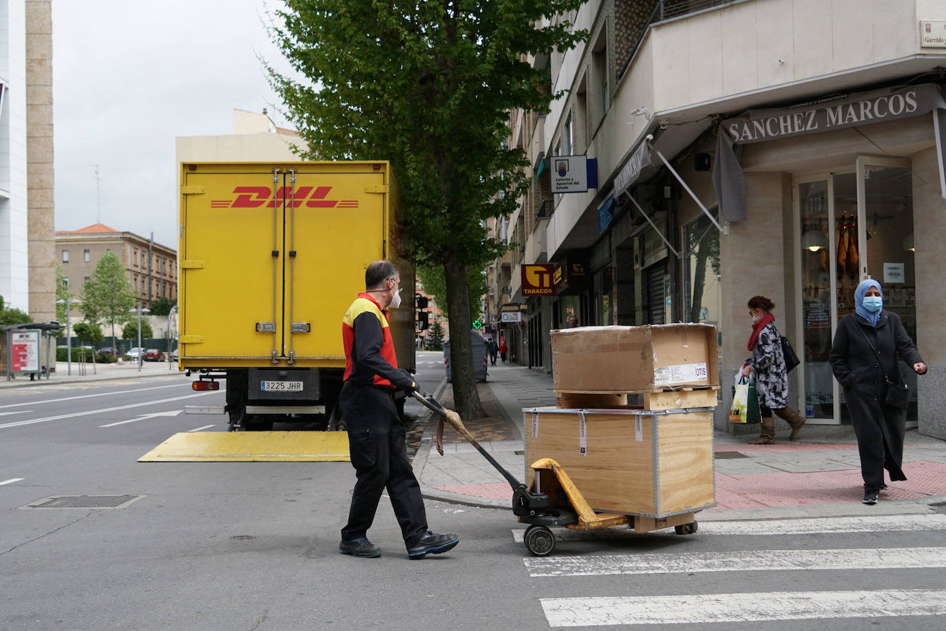 Un trabajador de la compañía de reparto DHL en una imagen de archivo.