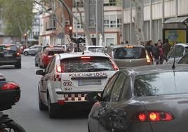 Un coche de Policía circula por la ciudad en una imagen de archivo.