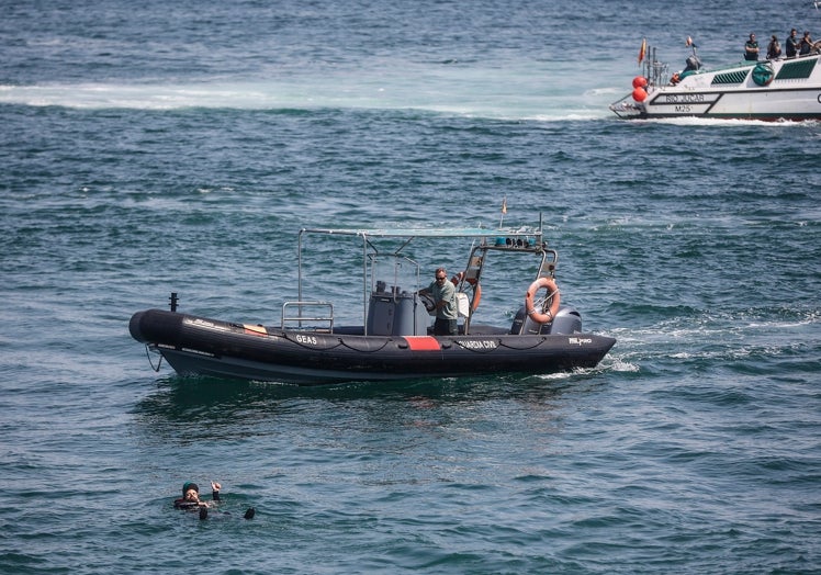 Ejercicio de entrenamiento de una operación de salvamento en el mar.