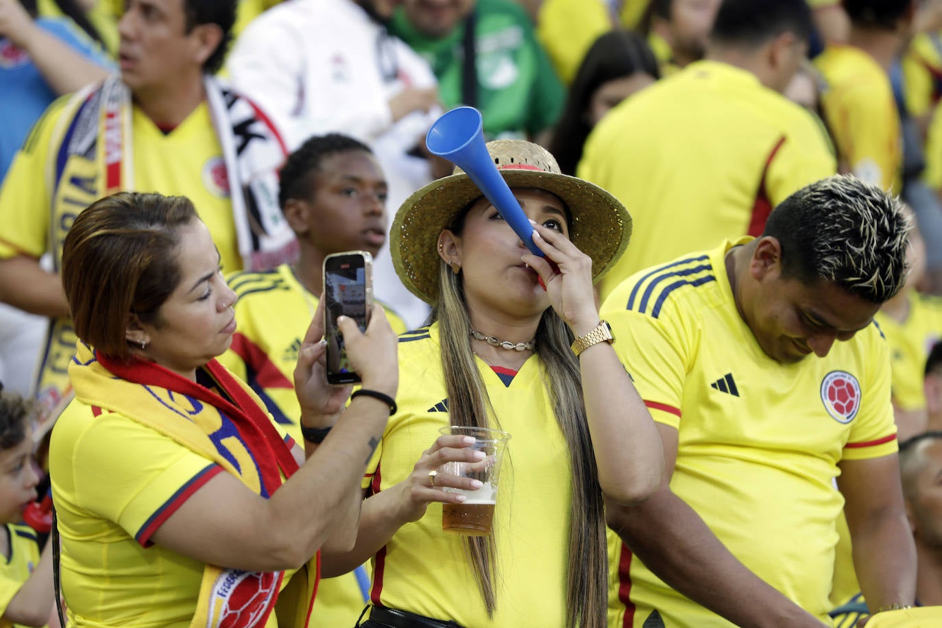 Pelea campal en las gradas de Mestalla durante el Colombia - Iraq