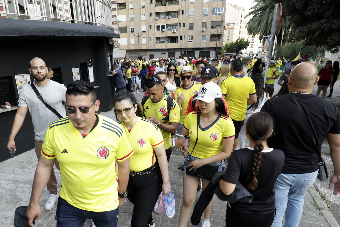 Pelea campal en las gradas de Mestalla durante el Colombia - Iraq