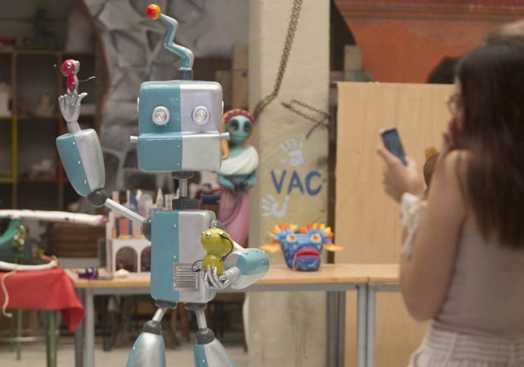 Imagen principal - Robot obra de Héctor Martínez, y obras de Víctor Martínez y Toni Aliaga, alumnos del grado de FP artista fallero.