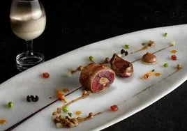 Plato de pichón relleno de aceituna y foi gras, asado al carbón de Martín Berasategui en su restaurante de Lasarte,