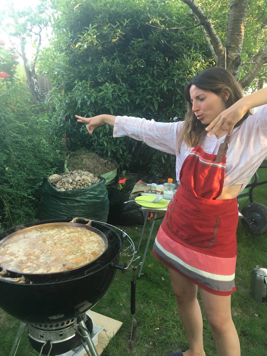 Imagen secundaria 2 - Candela Baixauli es una viajera nata y, al mismo tiempo, una enamorada de las tradiciones valencainas. Se ha atrevido con la paella a mil kilómetros de casa.