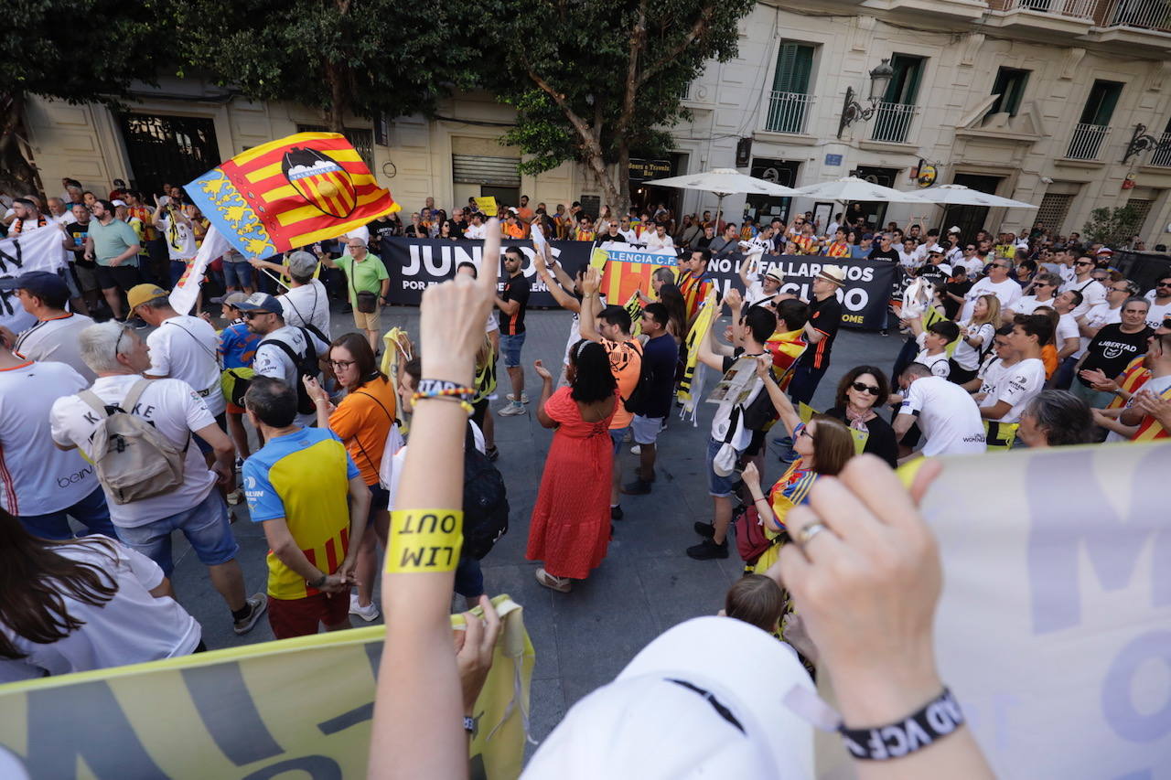 Nueva manifestación de la afición del Valencia CF contra Peter Lim