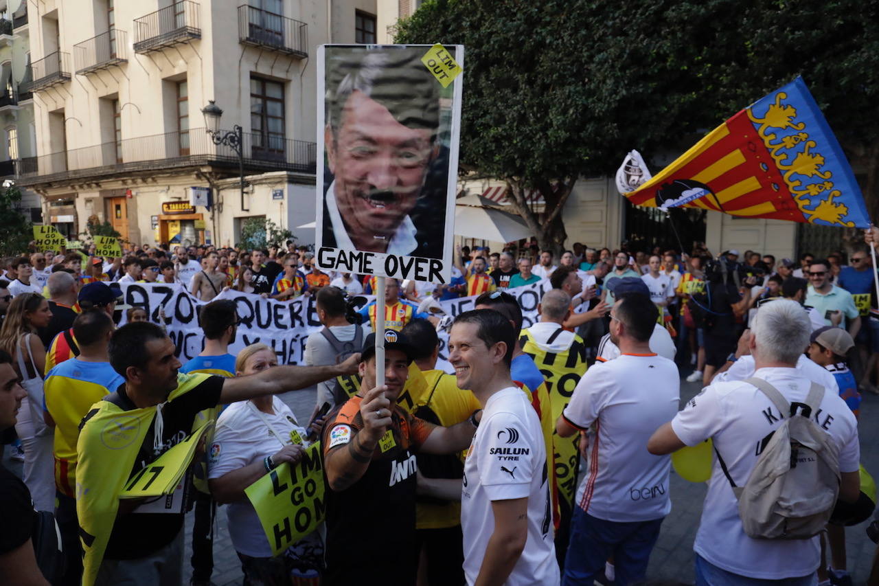 Nueva manifestación de la afición del Valencia CF contra Peter Lim