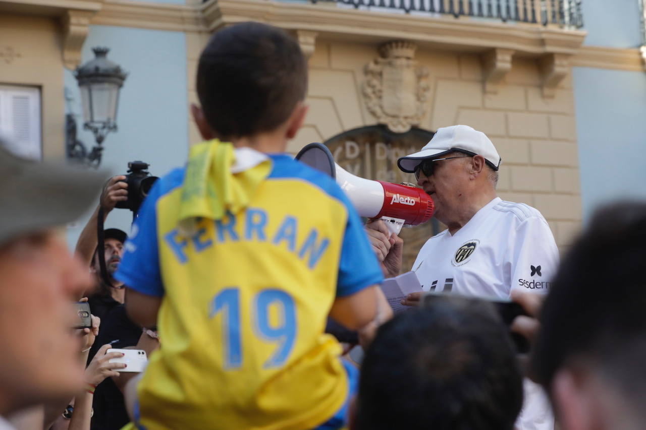 Nueva manifestación de la afición del Valencia CF contra Peter Lim