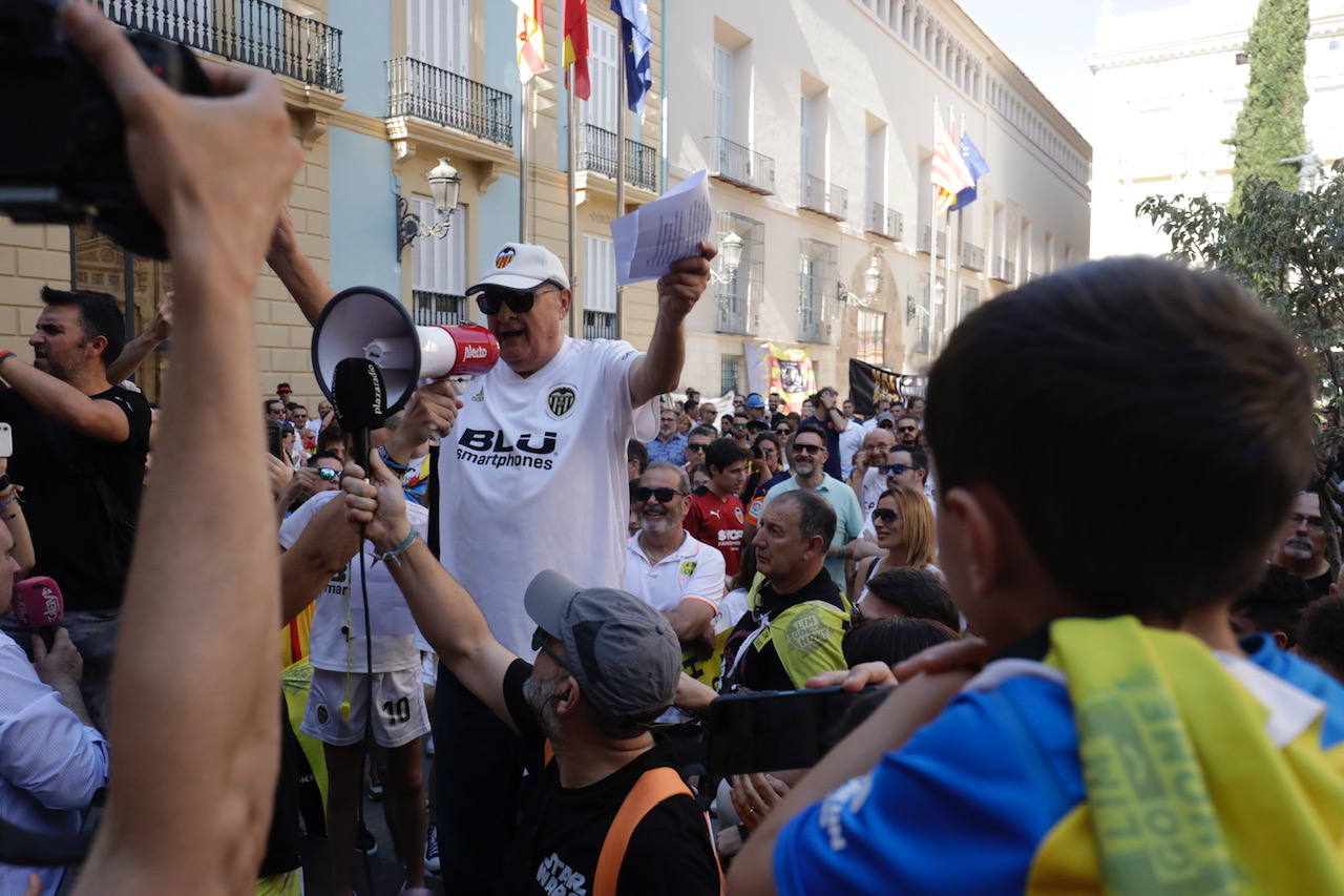 Nueva manifestación de la afición del Valencia CF contra Peter Lim