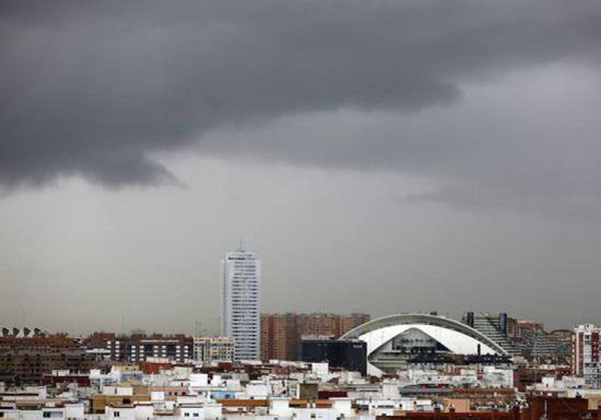 Cielo nuboso sobre la ciuedad de Valencia.