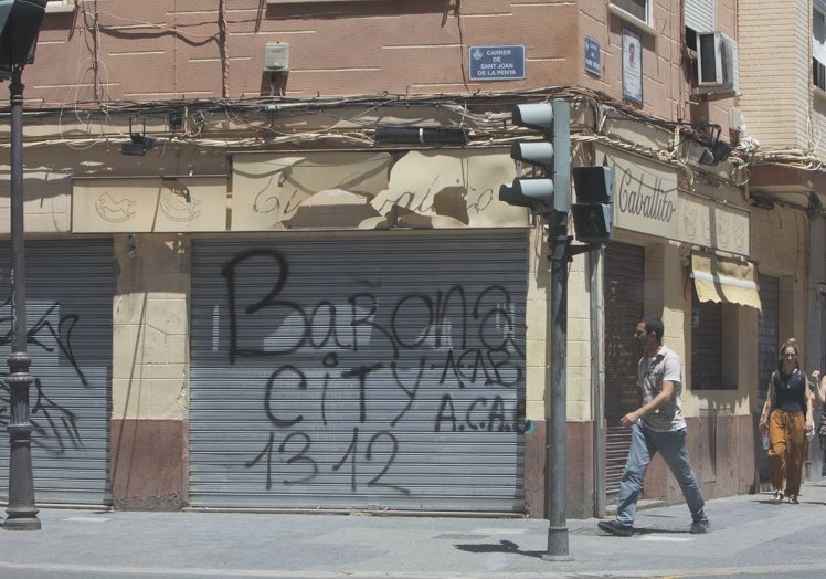 Una calle del barrio de Orriols, una de las zonas pendientes de recuperación en Valencia.