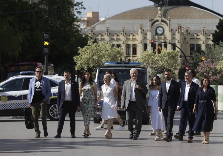 Imagen principal - Llegada de Compromís y de González Pons.