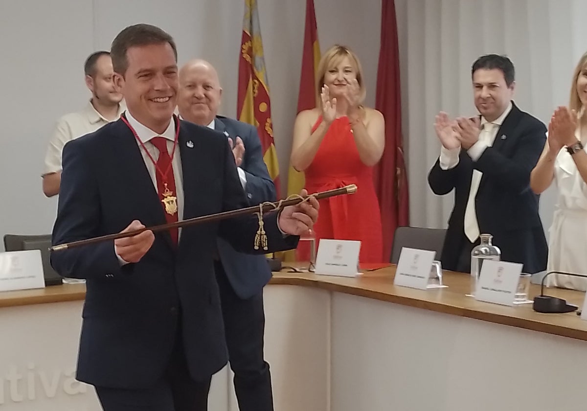 Roger Cerdà portando la vara de mando por tercera legislatura consecutiva.