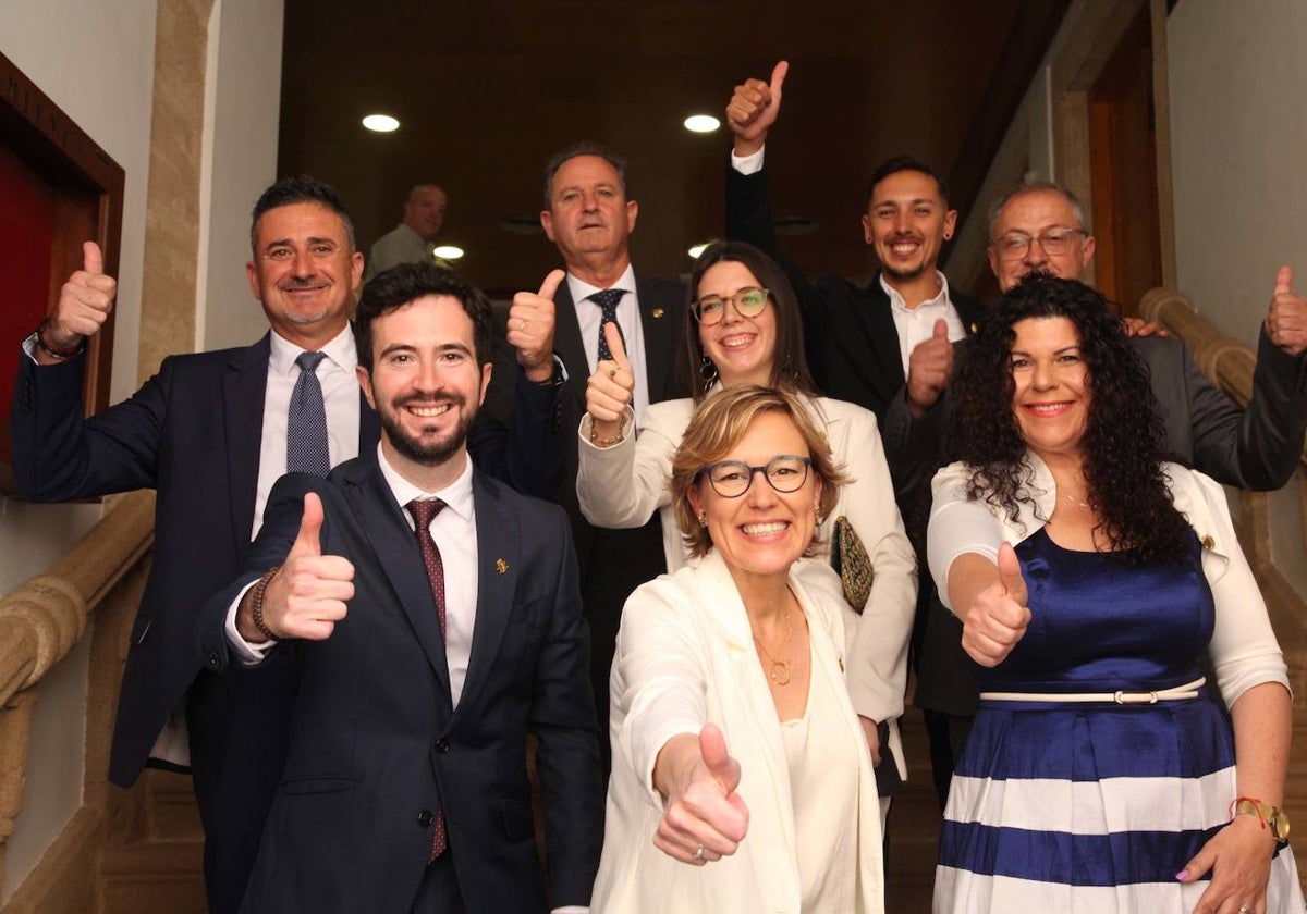 Rosa Cardona con el resto de integrantes del PP.