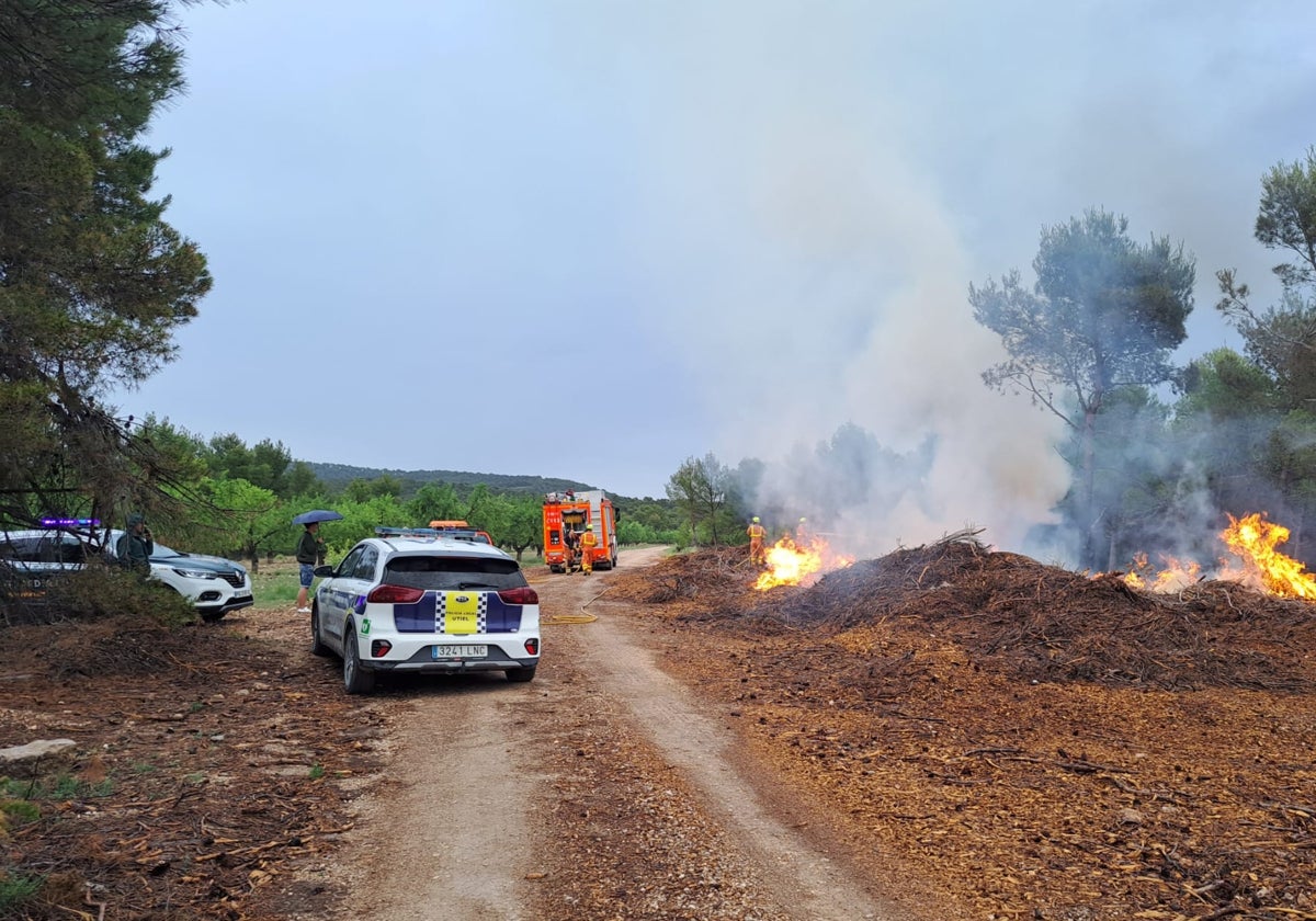 Un equipo de bomberos sofoca las llamas.