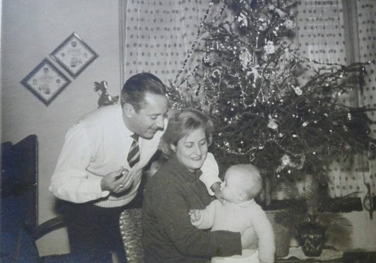 Imagen principal - Vicente Peris, con su esposa, Merche y su hija, Merchina; en las otras dos, el gestor, de pequeño.