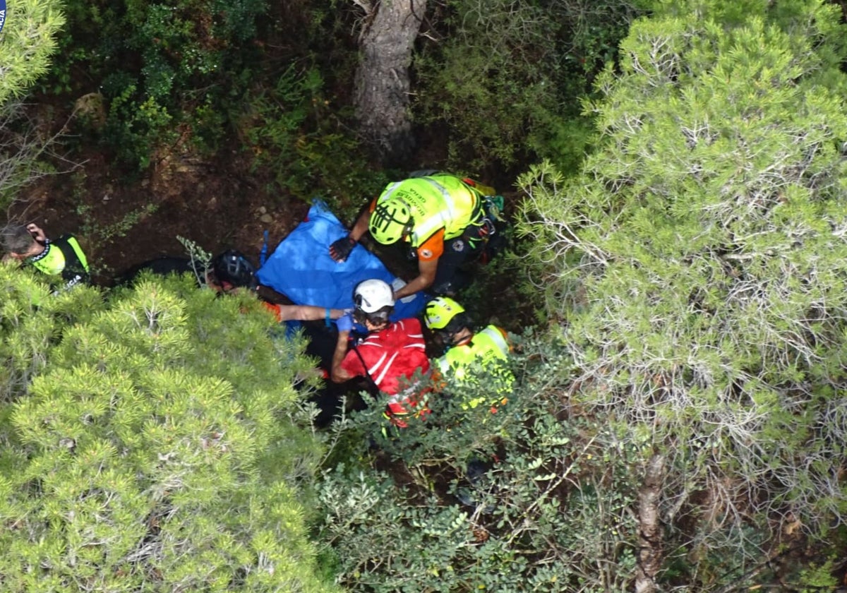 El equipo de rescate inmoviliza al ciclista antes de subirlo al helicóptero.