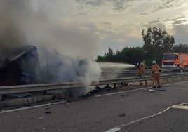 Los bomberos sofocan el incendio del camión.