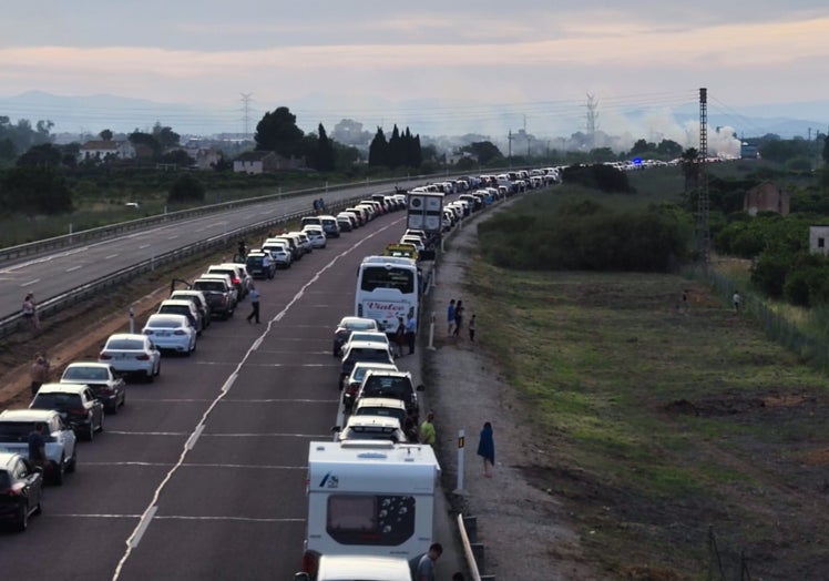 Dos colas de vehículos en la AP-7 tras el siniestro.