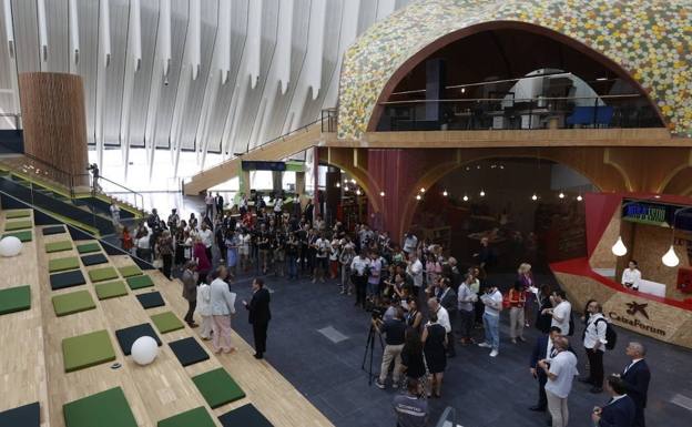 Público en el interior de CaixaForum Valencia.