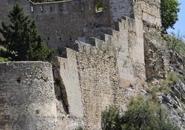 Lienzo de la muralla del Castillo en mal estado.