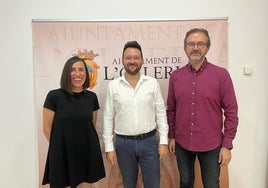 La técnico municipal, junto al alcalde de l'Olleria y el gerente del Fons Valencià.