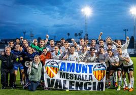 La plantilla del filial del Valencia, celebrando un triunfo.