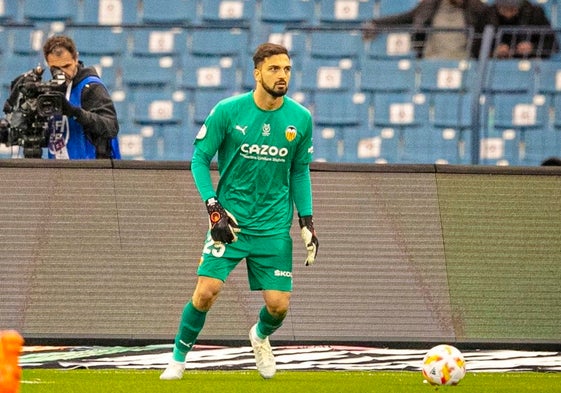 Giorgi Mamardashvili, durante un partido de esta temporada con el Valencia.