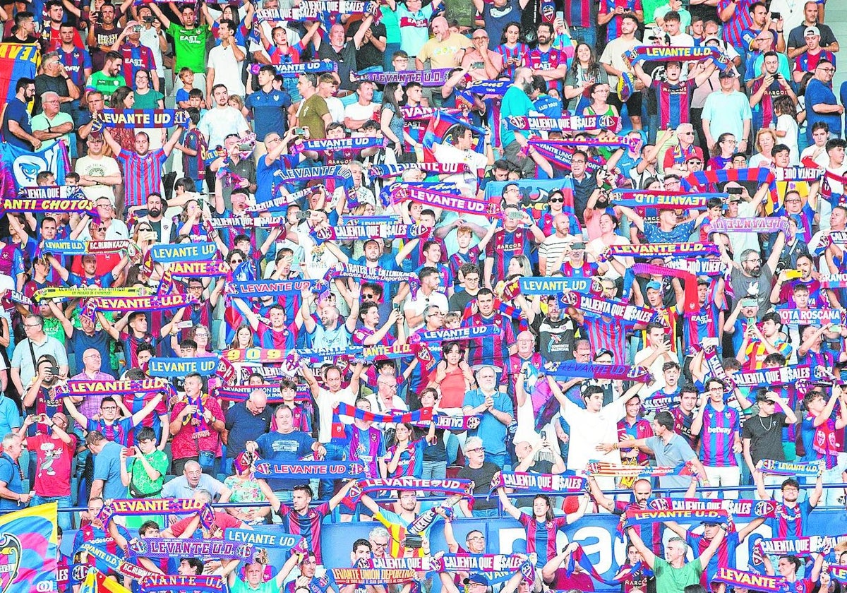 Parte de la afición del Levante que llenó el Ciutat de València frente al Alavés.