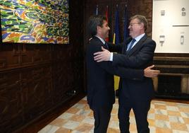 Mazón y Puig se saludan antes de la reunión de esta mañana.