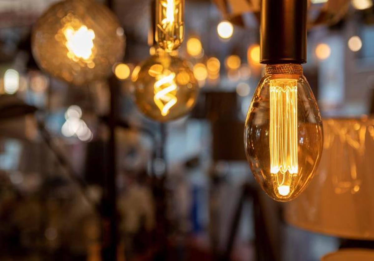 Factura de la luz de un consumidor con el registro de los diferentes costes