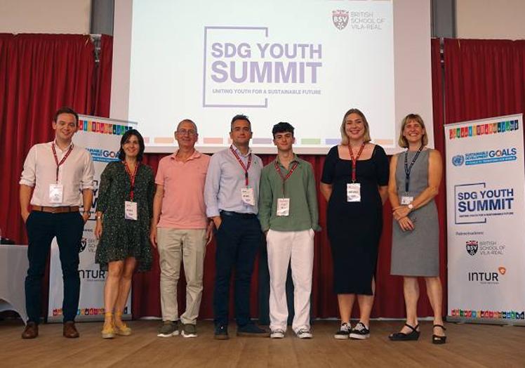 Imagen principal - Miembros del jurado y organizadores de la cumbre 'SDG Youth Summit' junto a Rhian Cross, directora de British School of Vila-real