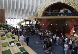 Público en el interior de CaixaForum Valencia.