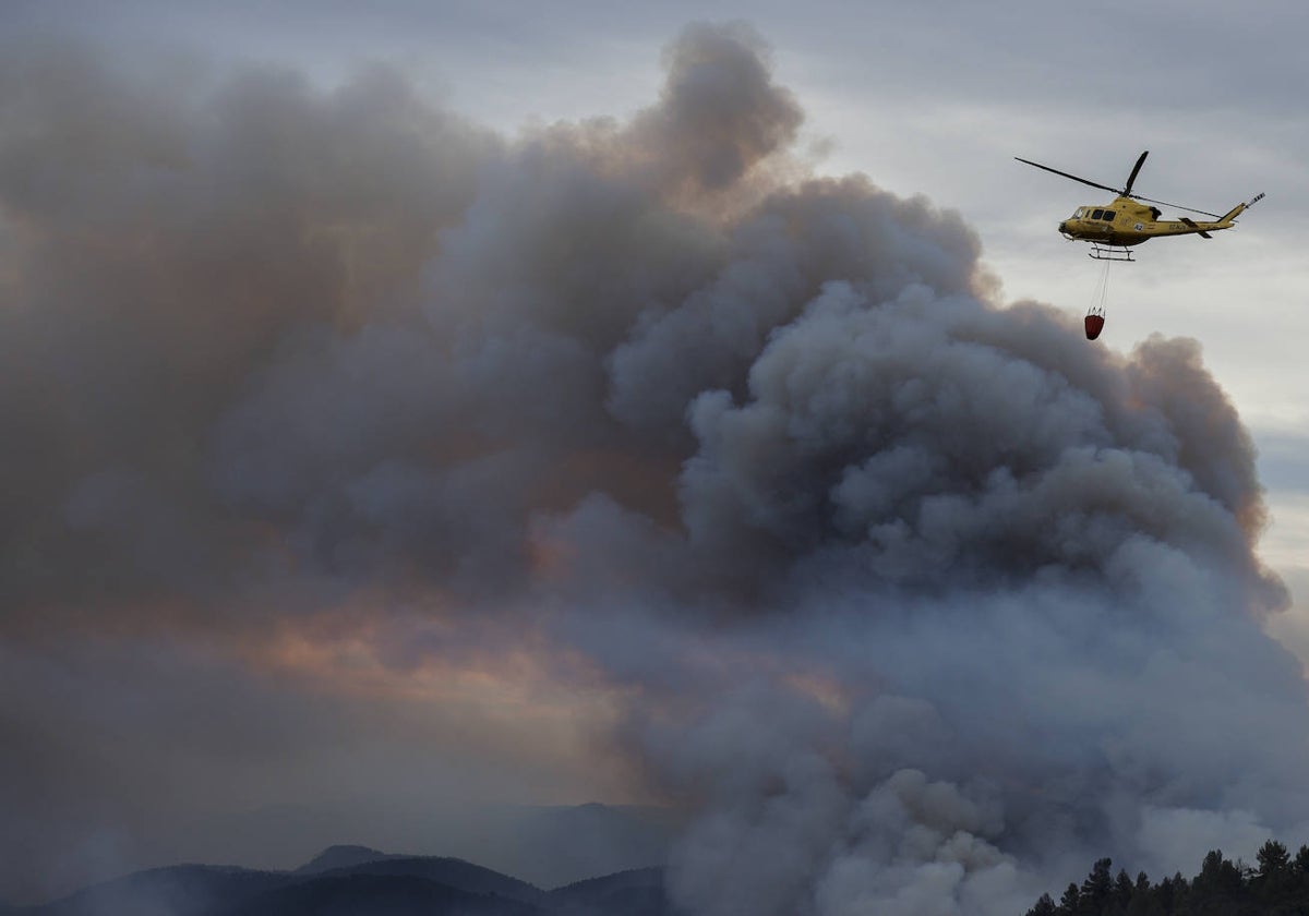 Un helicóptero actúa en el incendio de Villanueva de Viver.